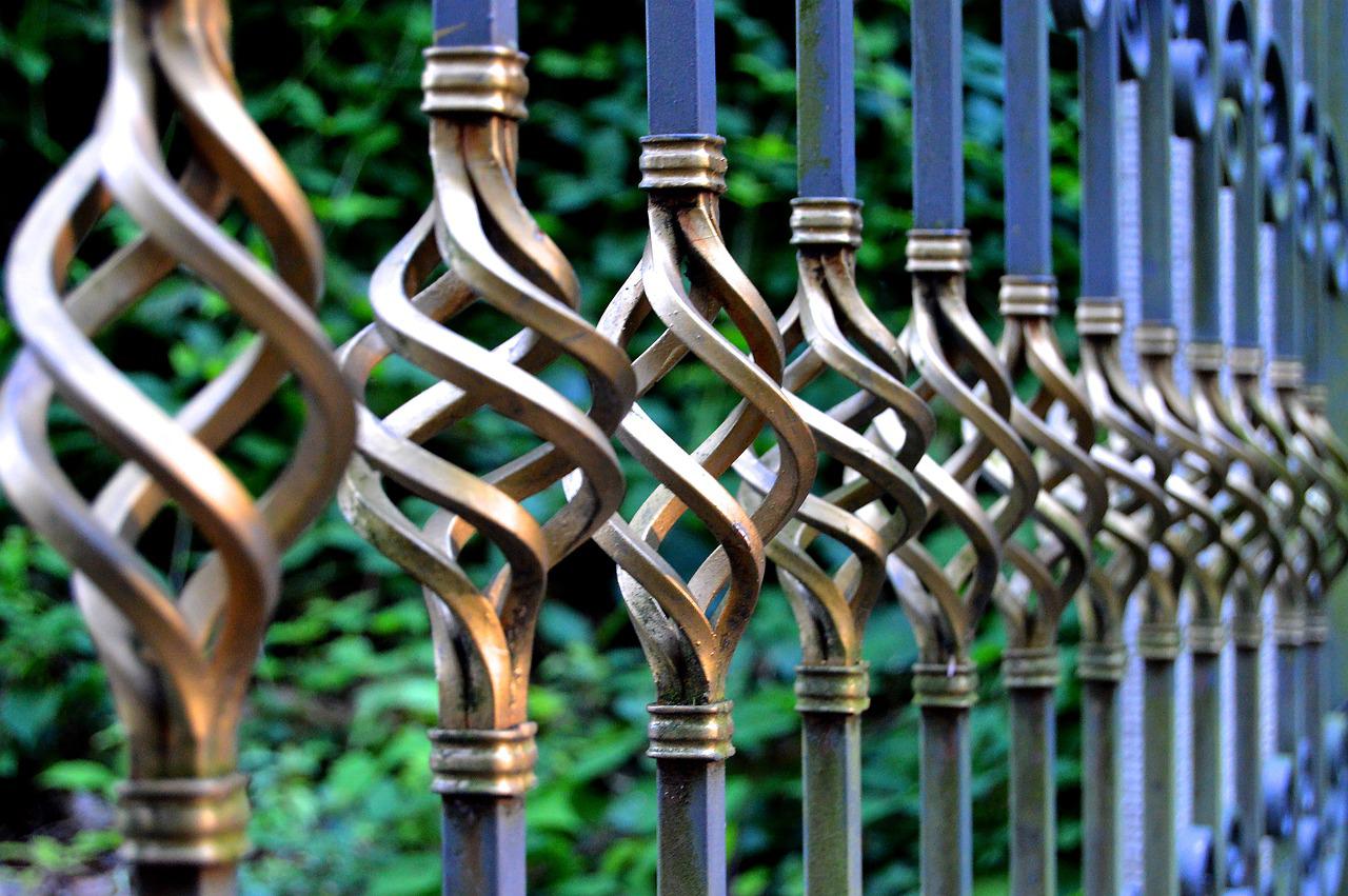 Poznaj zalety kutych ogrodzeń metalowych i sprawdź na co zwrócić uwagę podczas zakupu!