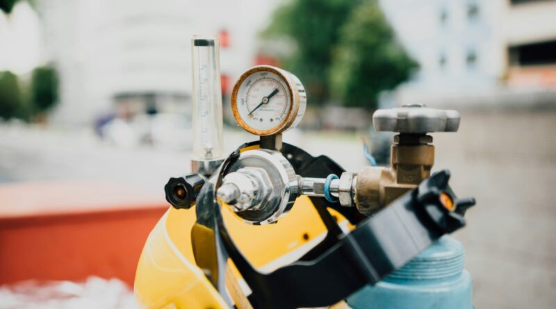 black and yellow oxygen tank at daytime
